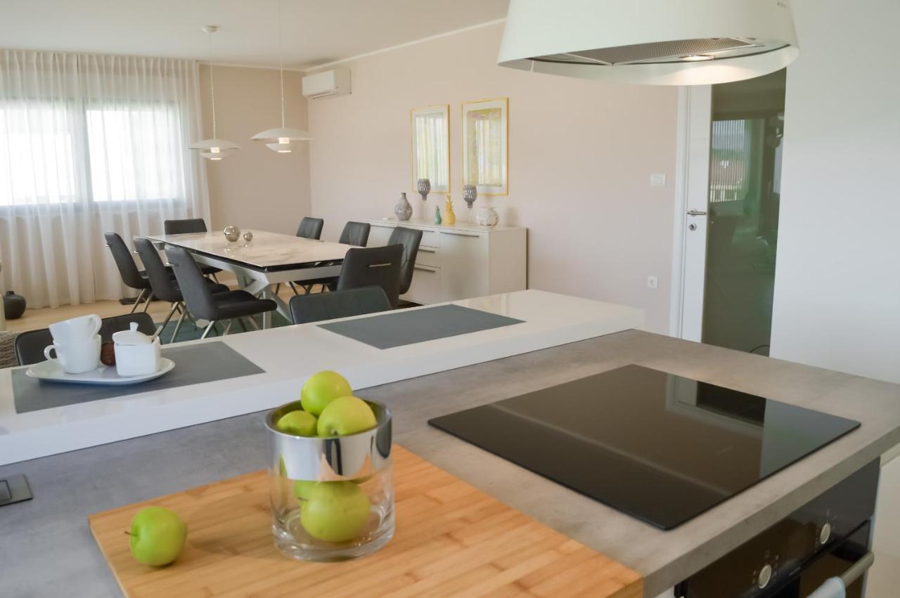 Rova Apartment Malinska Buitenkant foto